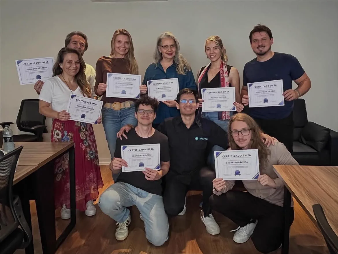 Gabriel Gomes com a turma da sua formação presencial em IA, na entrega dos certificados